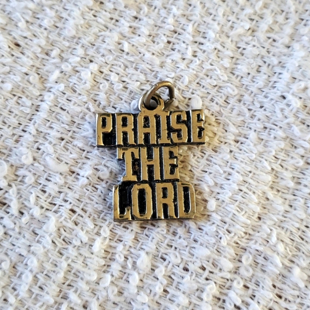 Beautiful Praise The Lord Charm. Gold Tones.